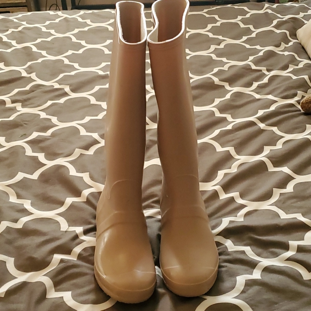 Pale pink rainboots size 39